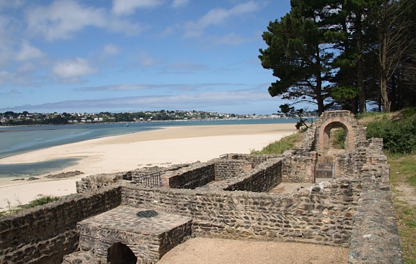 Bretagne-Geschichte: Die Grundmauern der gallo-romanischen Therme bei Plestin-Les-Grèves an der Bretagne-Nordküste.