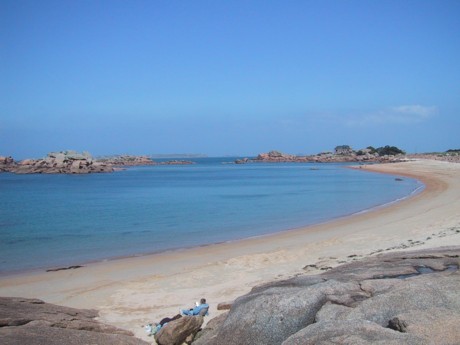 Bretagne Urlaub am Meer: Strand an der Rosa Granitküste