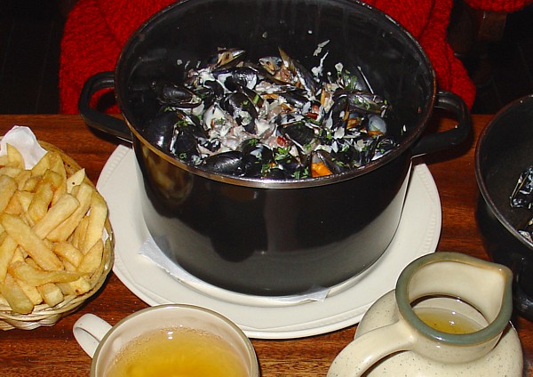 Miesmuscheln mit Pommes-Frites und Cidre