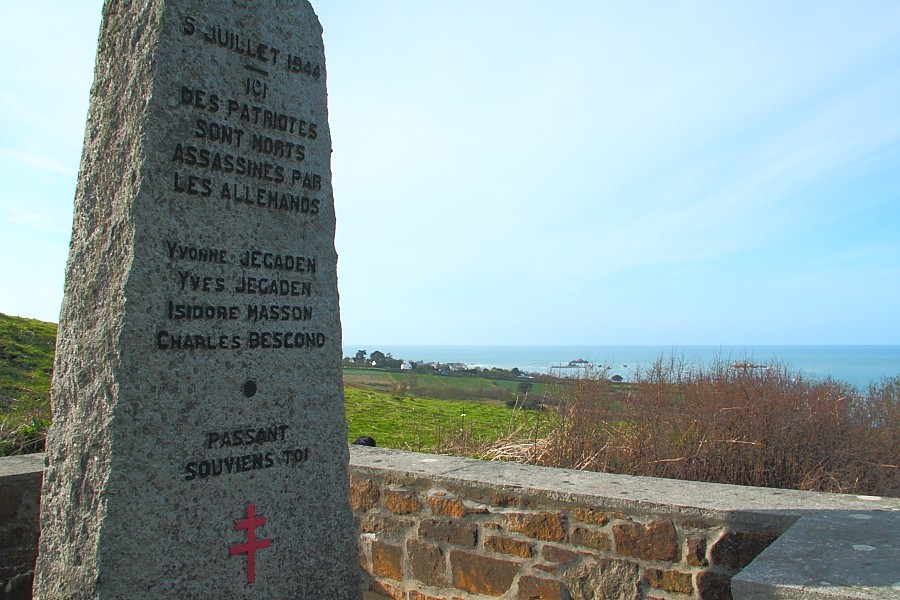 Bretagne-Geschichte: Die Steele am Küstenwanderweg bei Plougasnou gemahnt an die Hinrichtung von vier Franzosen durch die Deutschen am 5. Juli 1944 an dieser Stelle.