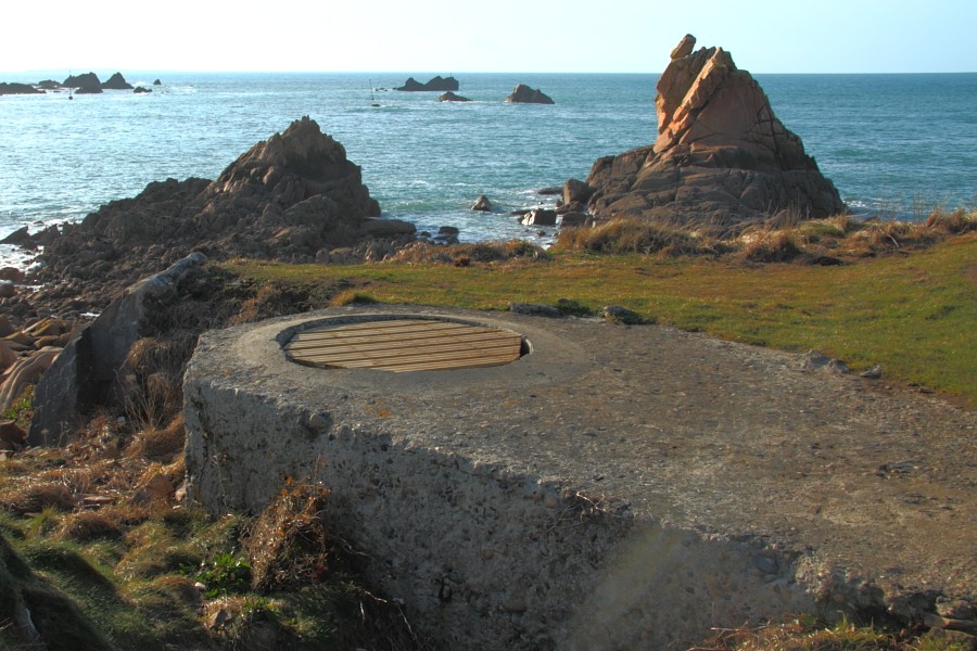 Bretagne-Geschichte: Geschützstellung an der Pointe de Primel an der Nordküste der Bretagne aus dem 2. Weltkrieg.