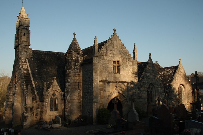 Die Pfarrkirche in Loguivy-les-Lannion an der Nordküste der Bretagne.