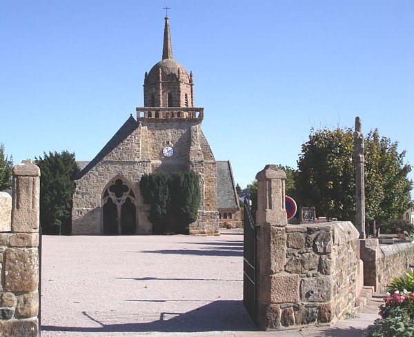 Bretagne-Architektur: Die Kirche St-Jacques in Perros-Guirec: Das westliche Eingangsportal mit Glockenturm.