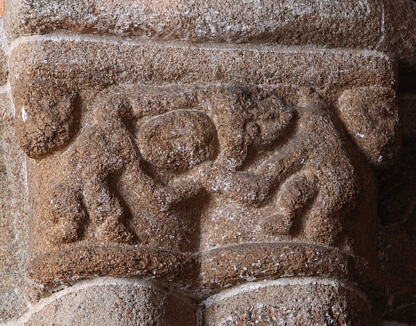 Bretagne-Architektur: Die Kirche St-Jacques in Perros-Guirec: Kapitell mit ringenden Kindern.