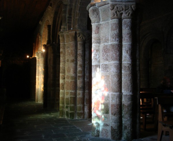 Bretagne-Architektur: Die Kirche St-Jacques in Perros-Guirec: Romanische Pfeiler.