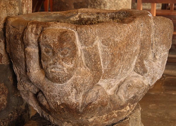 Bretagne-Architektur: Die Kirche St-Jacques in Perros-Guirec: Becken aus dem 12. Jahrhundert.