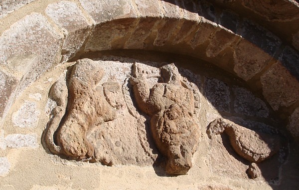 Bretagne-Architektur: Die Kirche St-Jacques in Perros-Guirec: Das Tympanon des romanischen Südportals.tals.