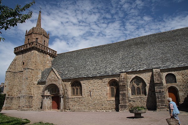 Bretagne-Architektur: Die Kirche St-Jacques in Perros-Guirec: Die Südfassade.sade.