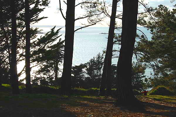 Zeitgenössische Kunst im Park der Pointe de Dourven in Locquémeau an der Bretagne-Nordküste.