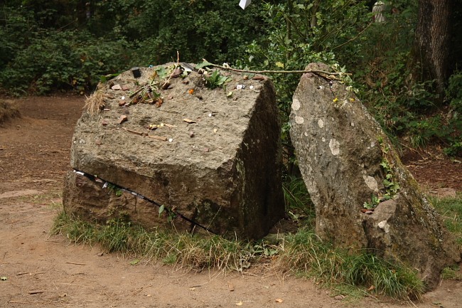 Der Wald von Paimpont in der Bretagne: Bocéliande mit Merlins Grab.