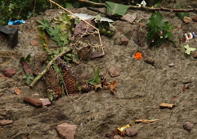 Der Wald von Paimpont in der Bretagne: Bocéliande mit Merlins Grab.