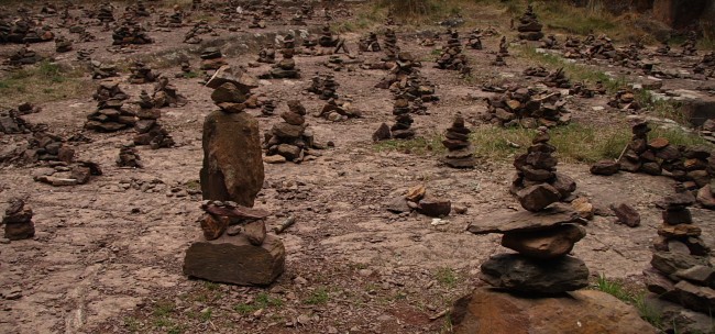 Der Wald von Paimpont in der Bretagne: "Neuzeitliches" Steinfeld  im Zauberwald Bocéliande.